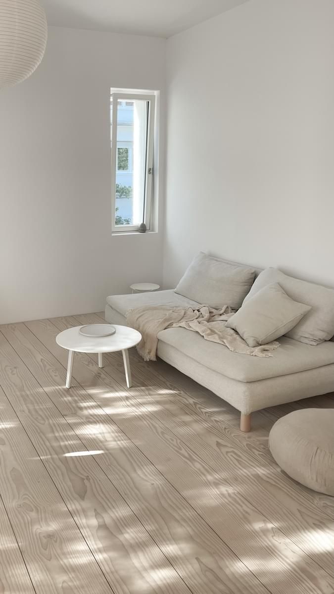 En stue med sofa , bord og vindu.