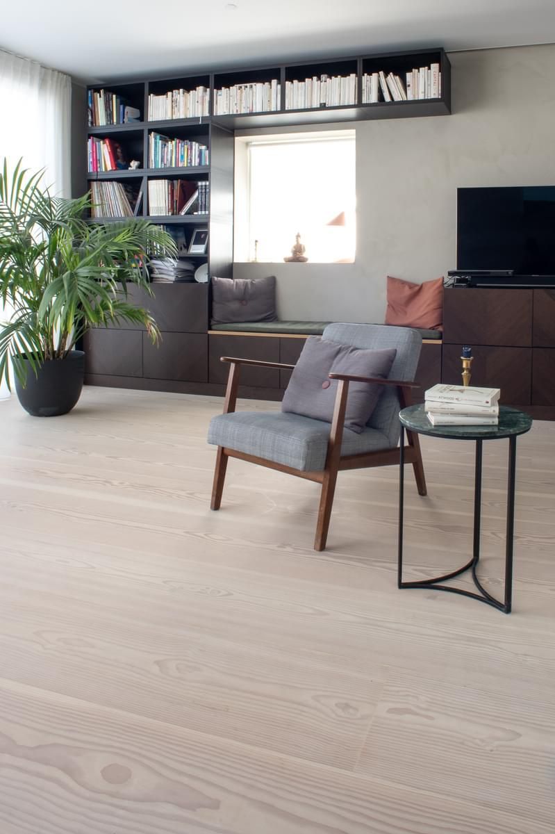 Det er en stol og et bord i stuen.