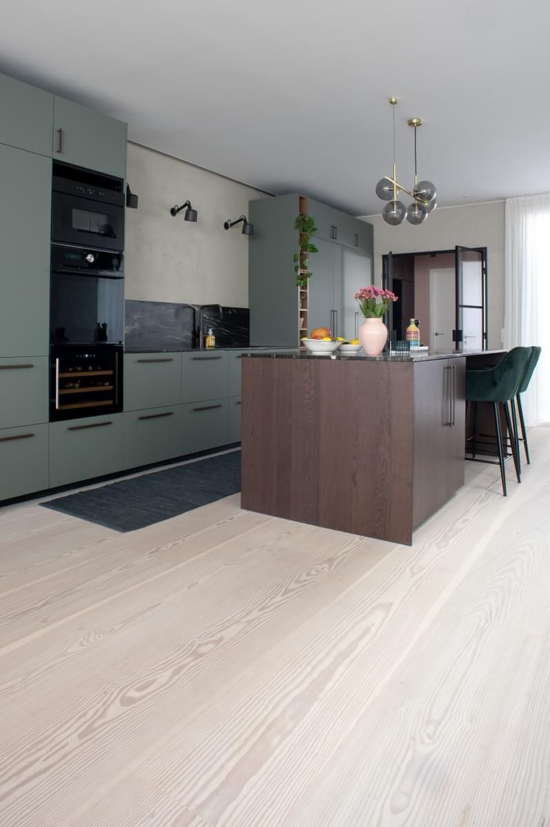 Det er en stor øy midt på kjøkkenet.