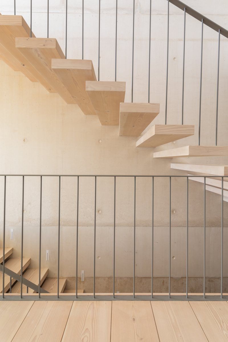 En tretrapp med metallrekkverk og tregulv