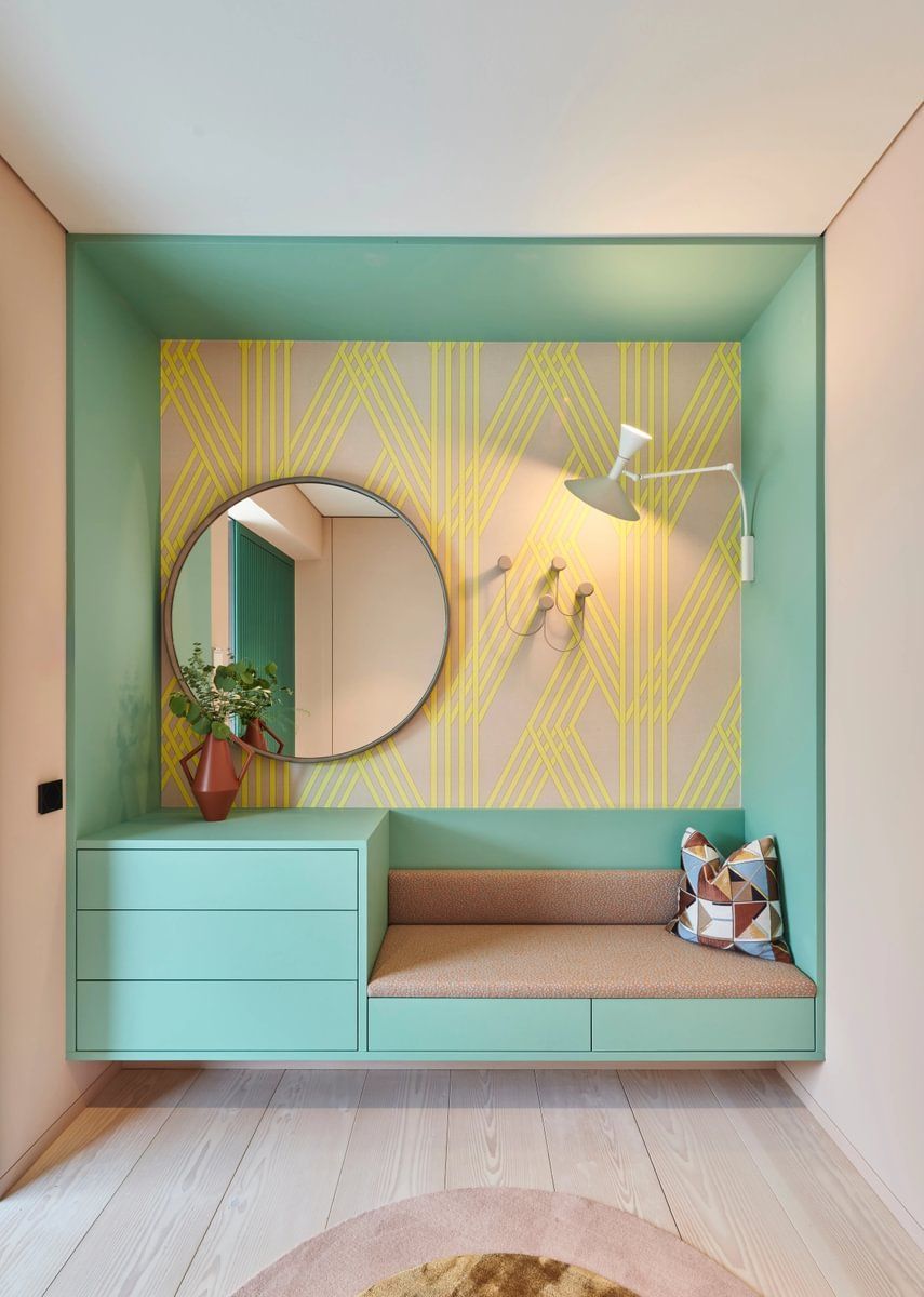 Et rom med en benk og et speil på veggen.