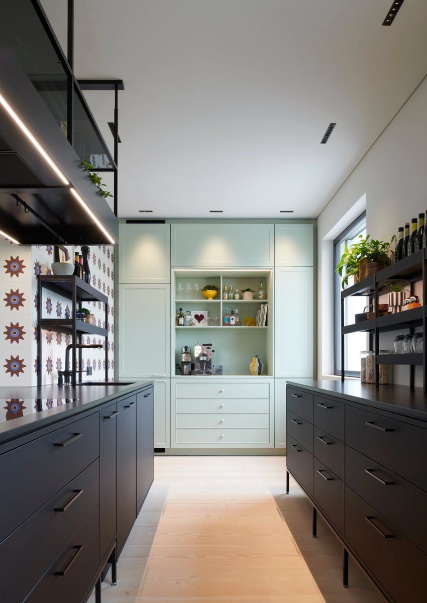 Et kjøkken med mye skap og skuffer
