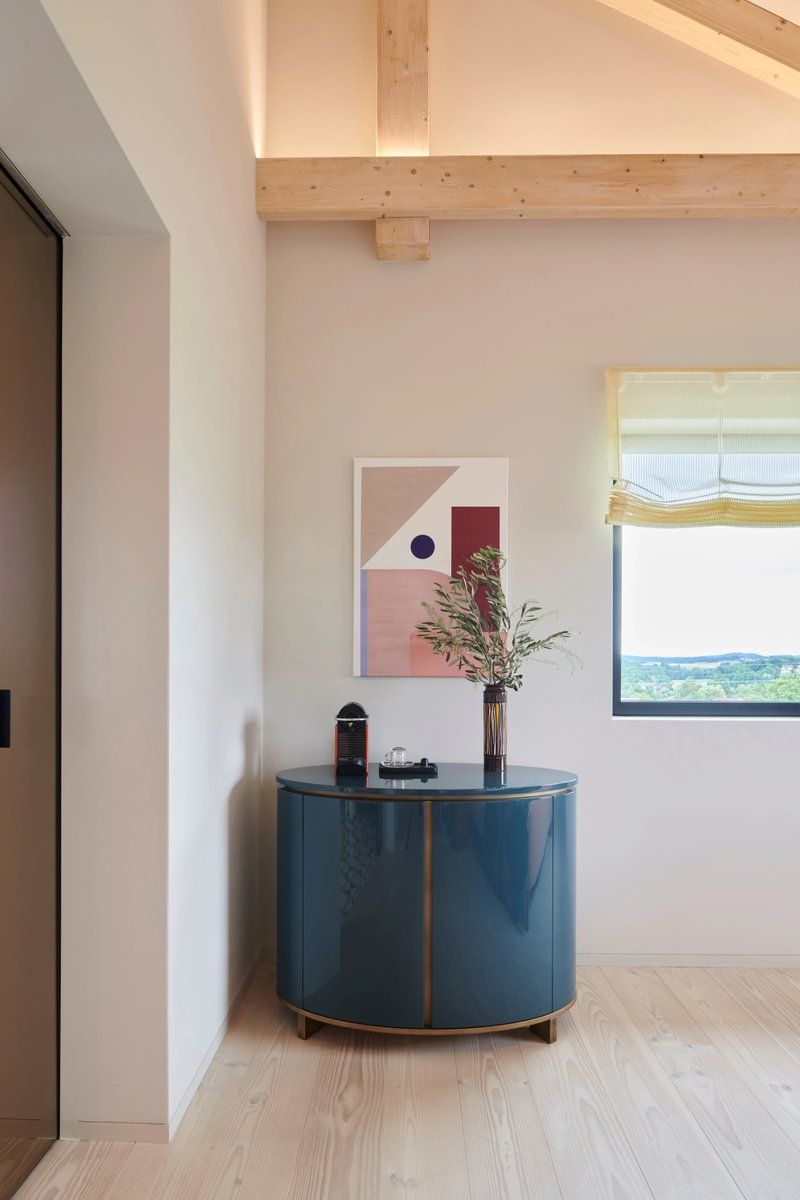 Et rom med et blått skap og et maleri på veggen