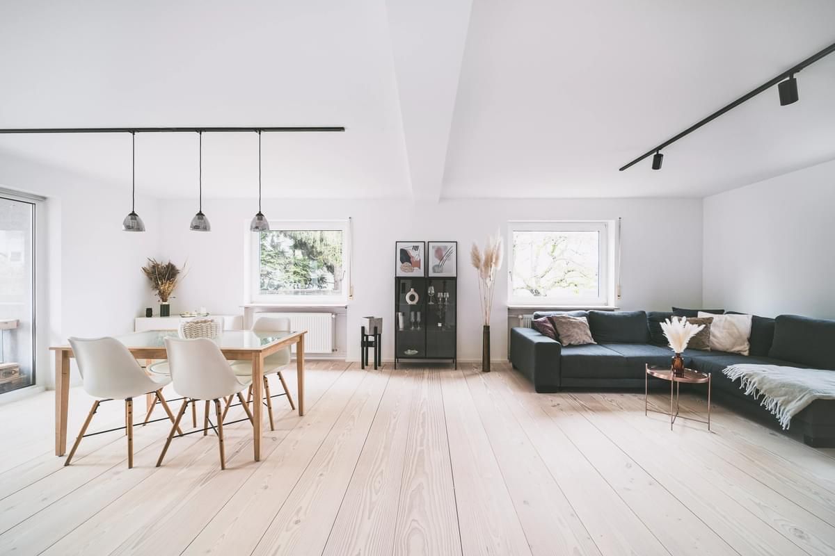 En stue med sofa , bord og stoler.