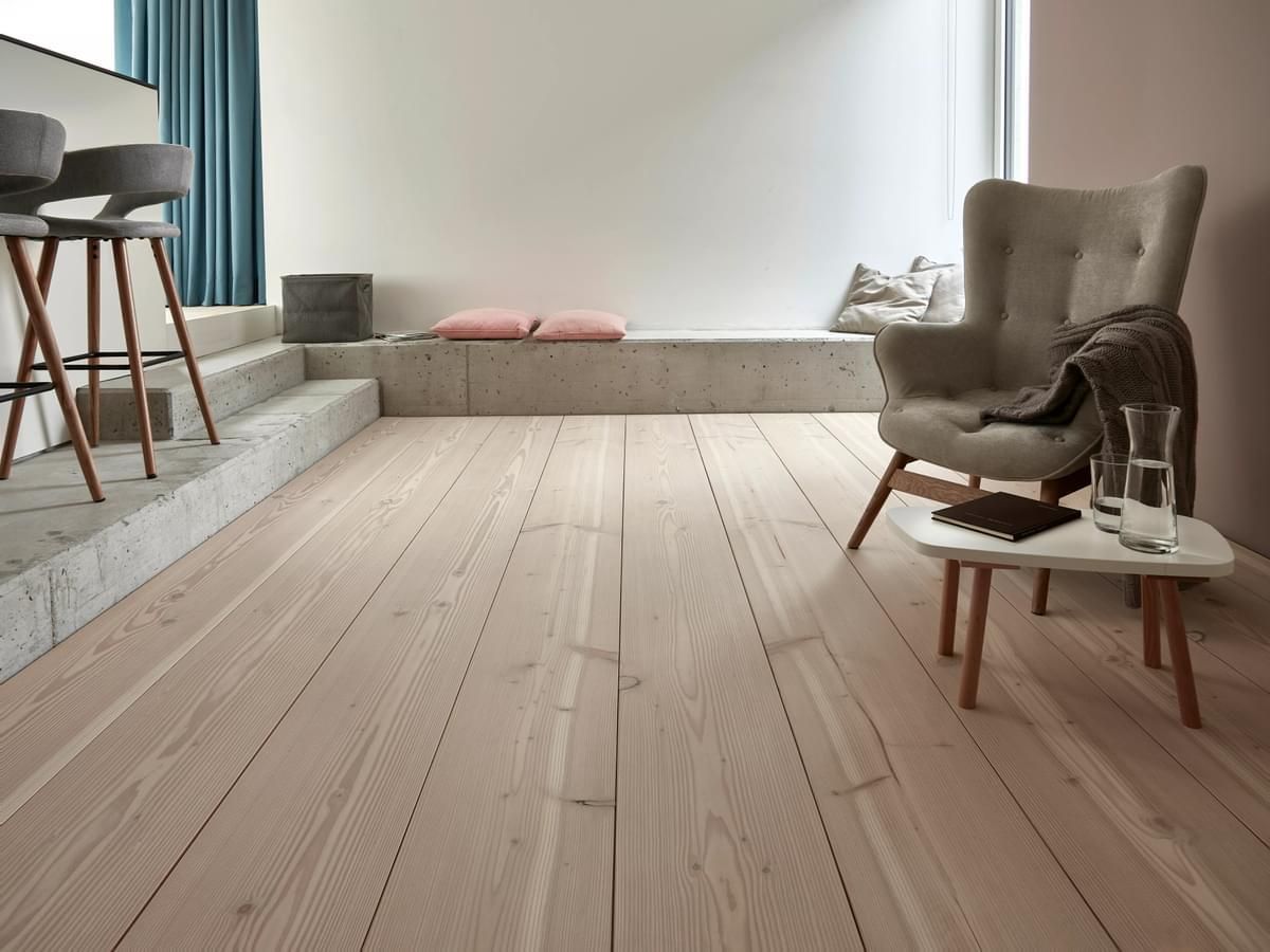 En stue med tregulv og en stol