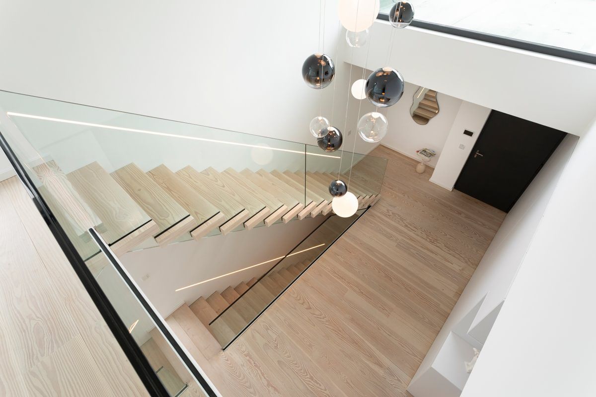 Et luftfoto av en trapp med et glassrekkverk