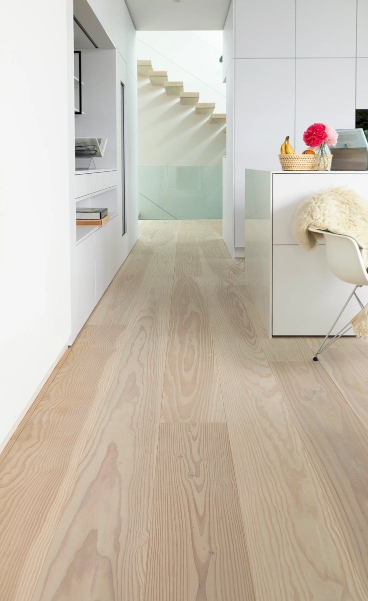 En gang med tregulv og en trapp i bakgrunnen.