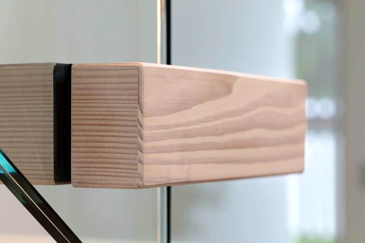 Et trestykke er festet til en glassdør