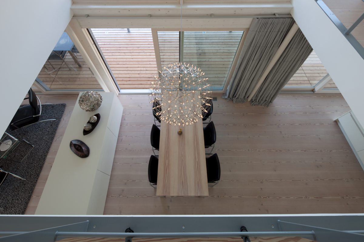 En luftfoto av en spisestue med bord og stoler