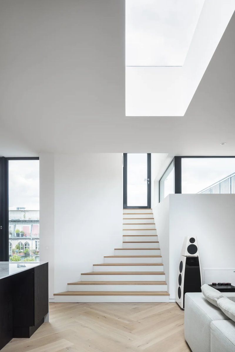 En stue med en trapp som fører opp til andre etasje.