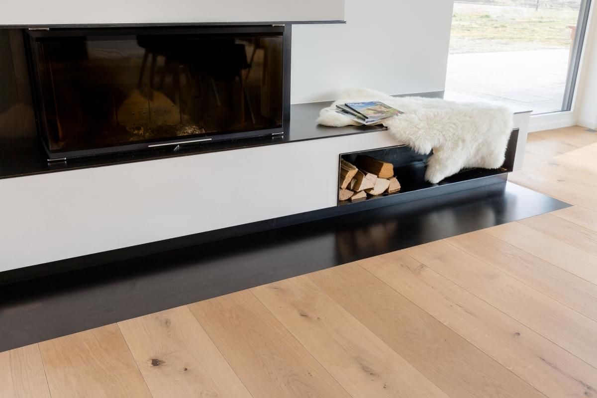 En stue med peis og tregulv