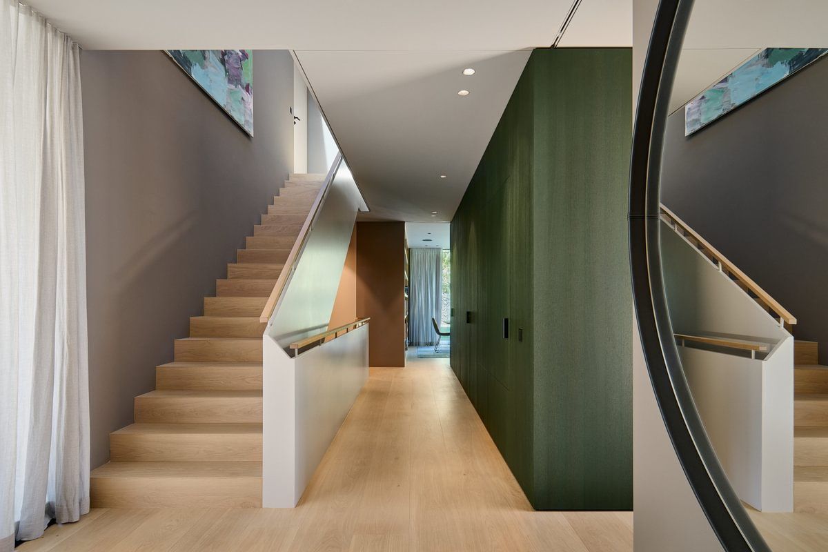 En gang med trapp og et speil i midten