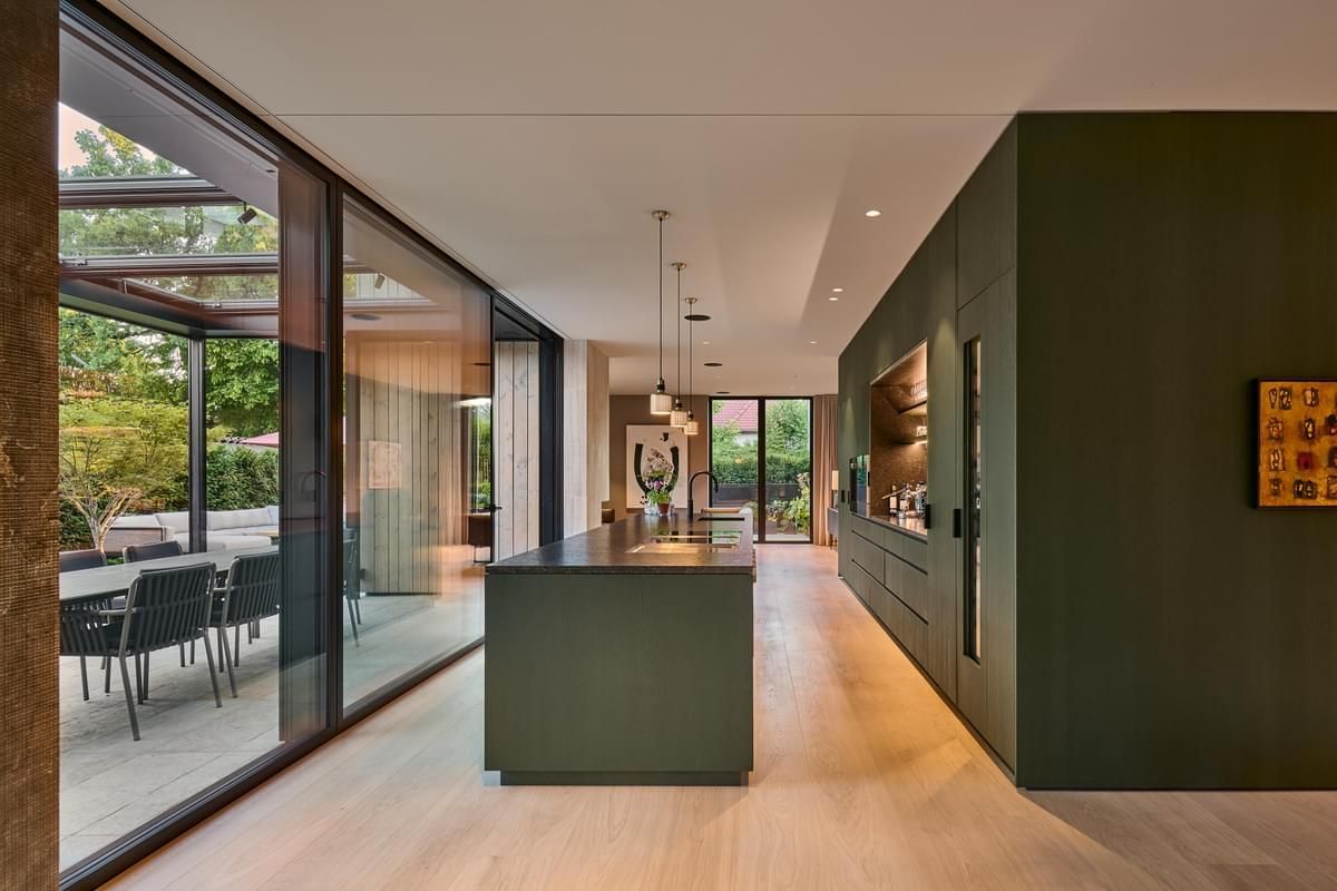 Et kjøkken med en stor øy midt i rommet.