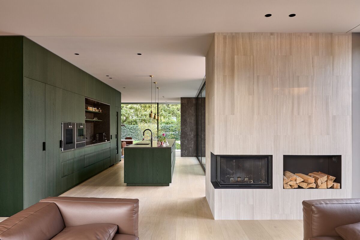 Det er peis midt i stuen.