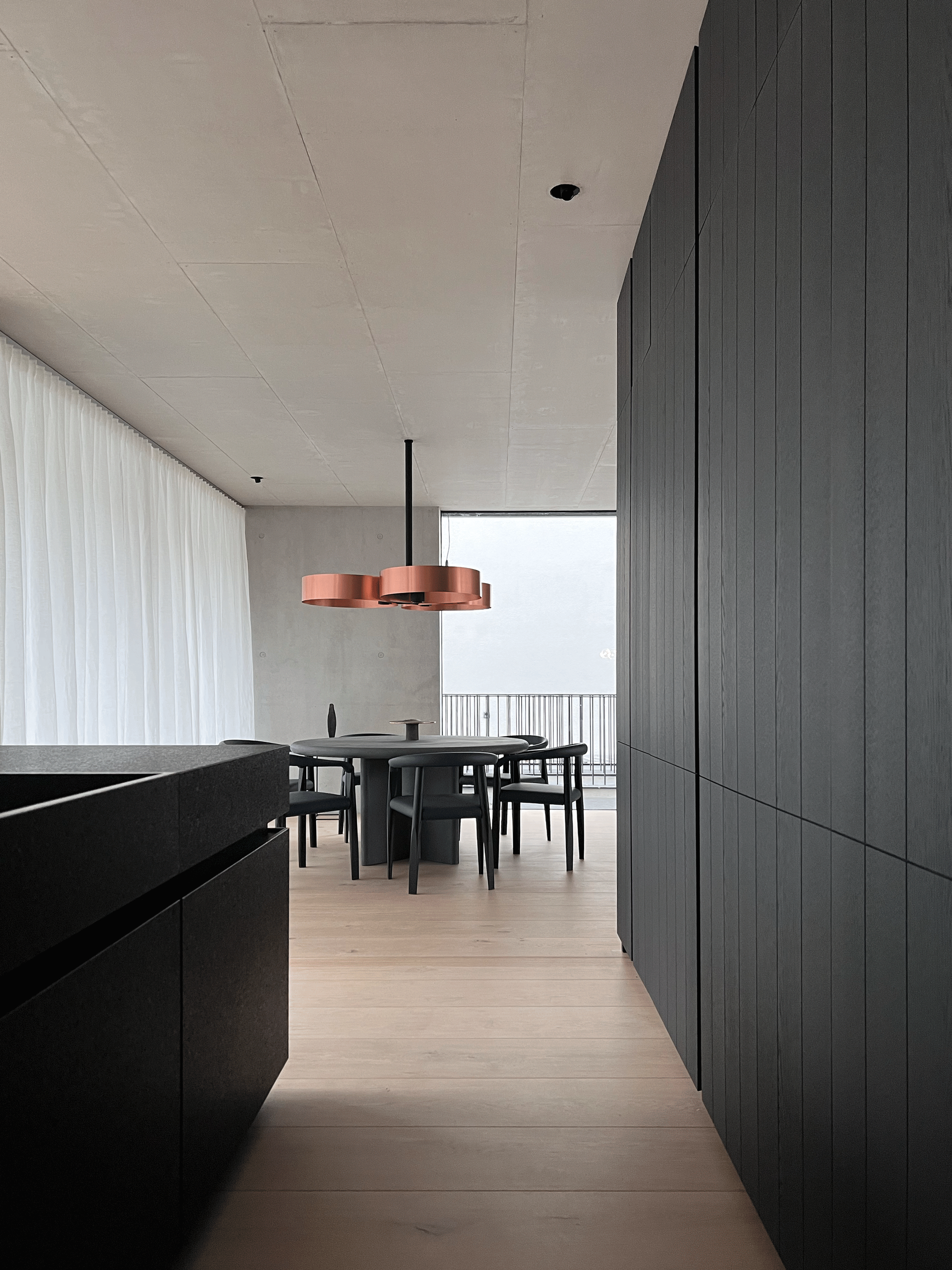 En spisestue med bord og stoler i