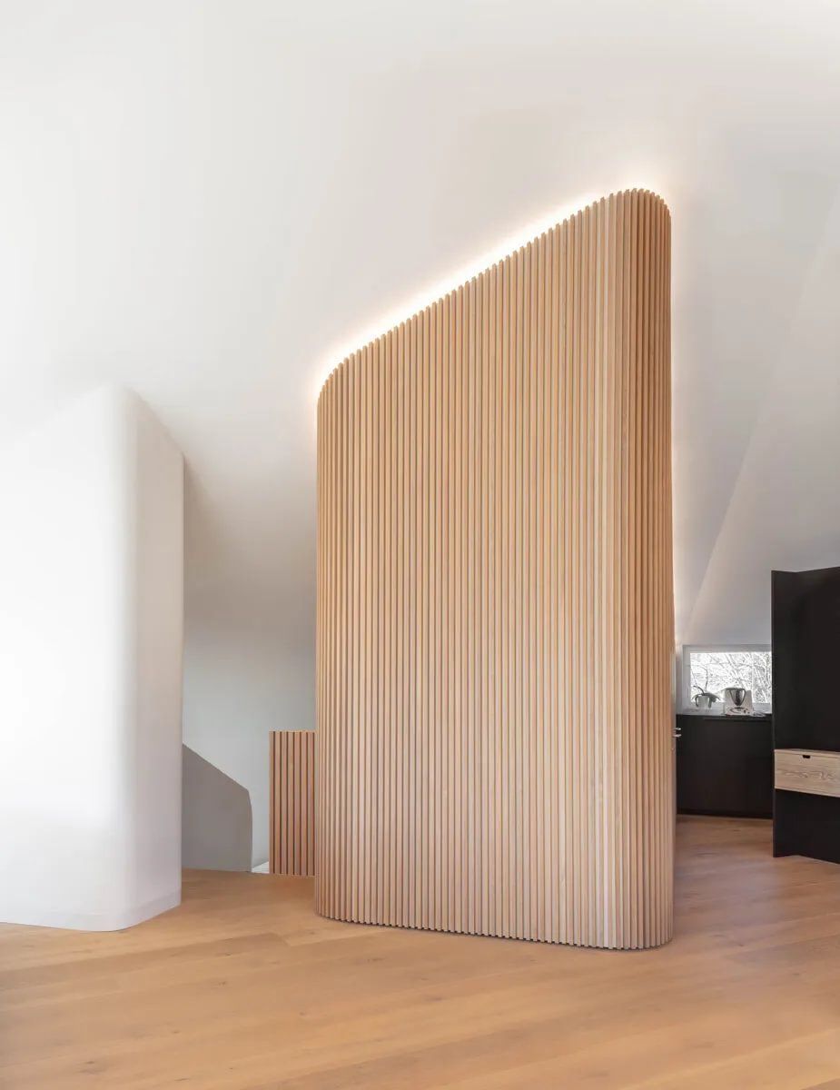 Et rom med trevegg og tregulv