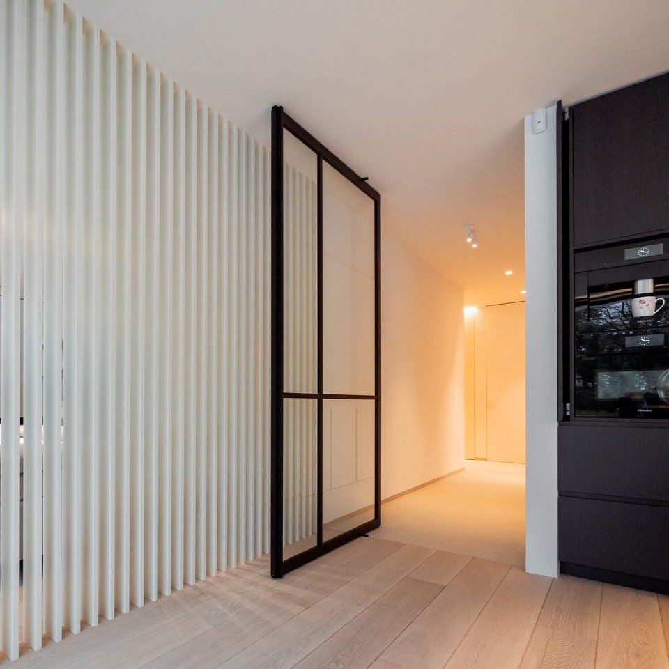 Et kjøkken med GK-Pivot designdør stue og kjøkken.