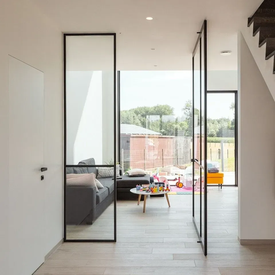 En stue med GK-Pivot dør mot hage