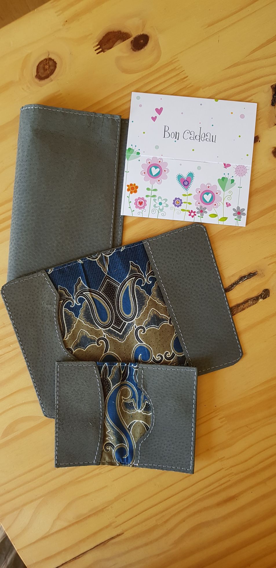 Un morceau de tissu est posé sur une table en bois à côté d’une carte.
