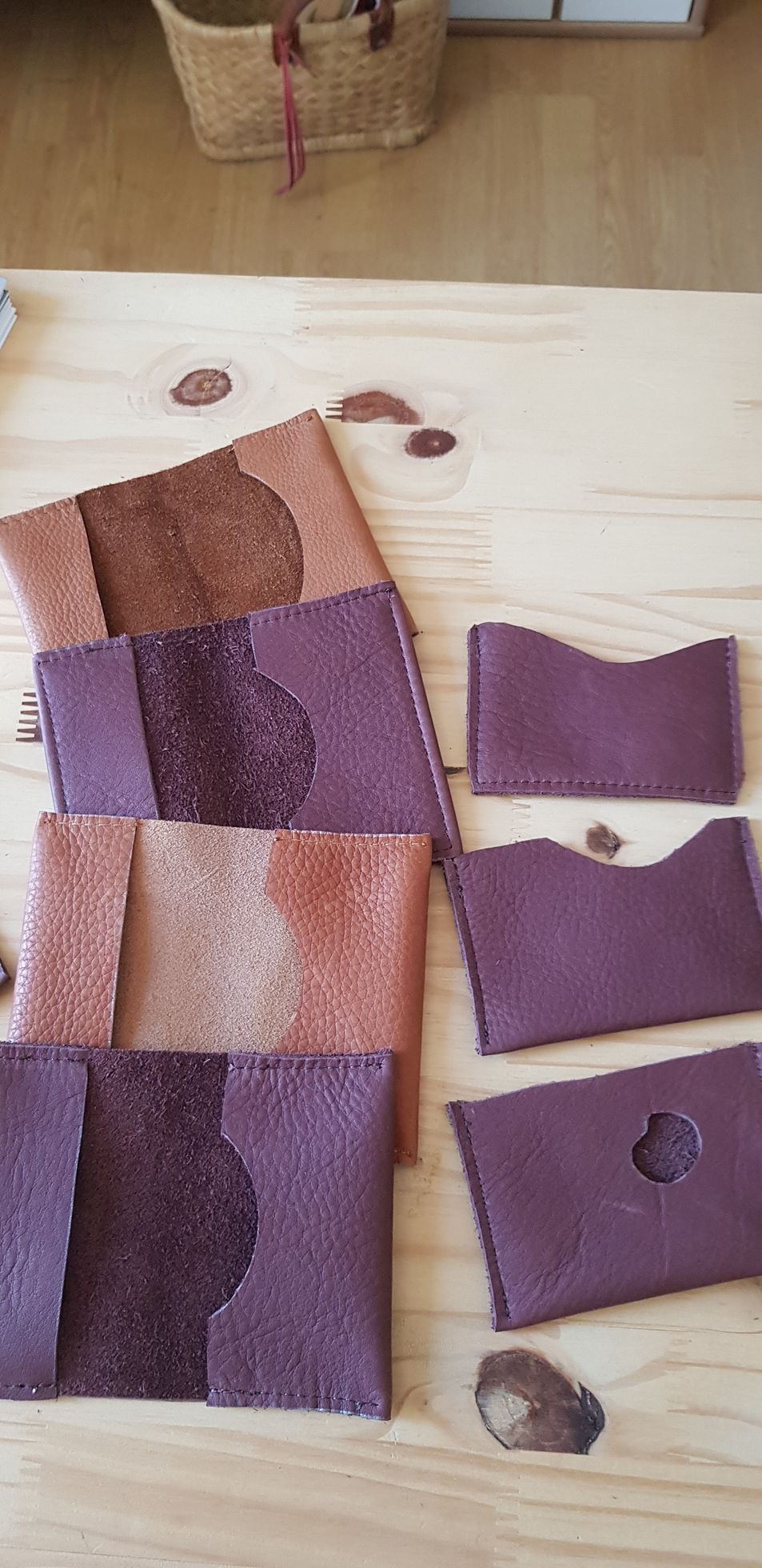 Une table en bois surmontée de morceaux de tissu violets et marron.