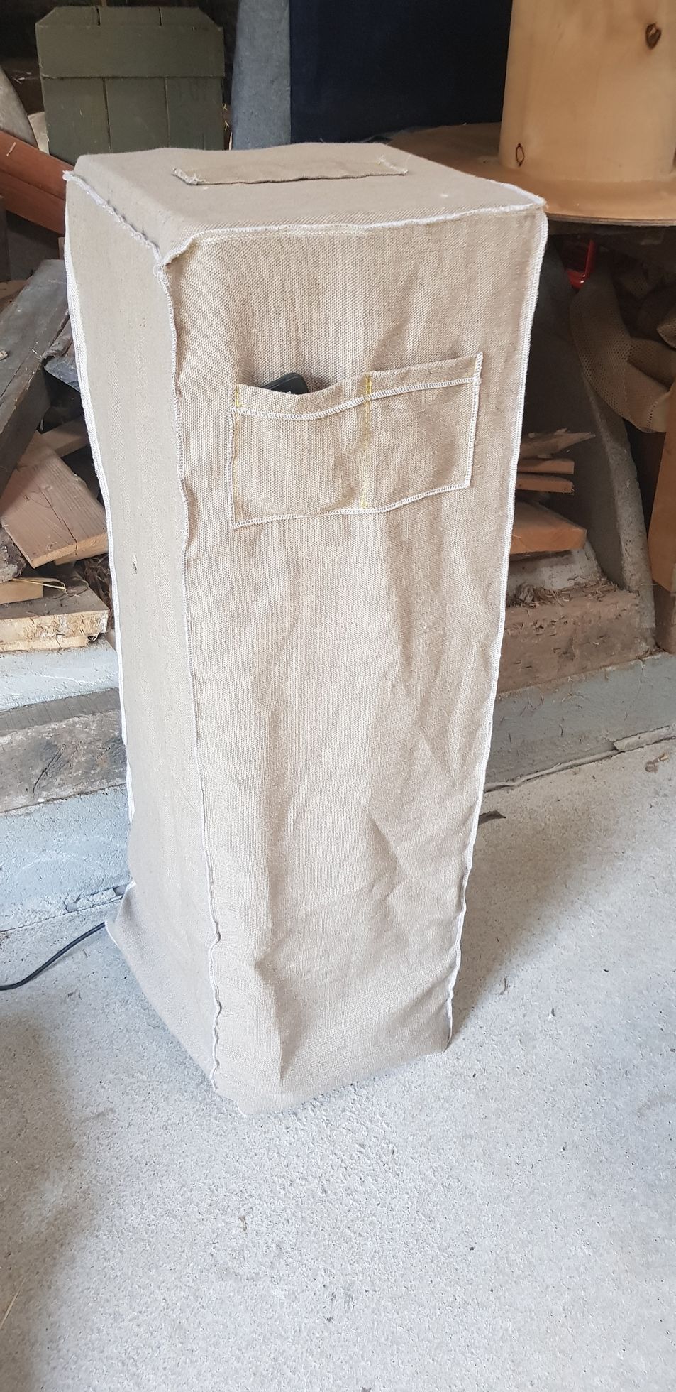 Une boîte en carton traîne par terre dans une pièce.