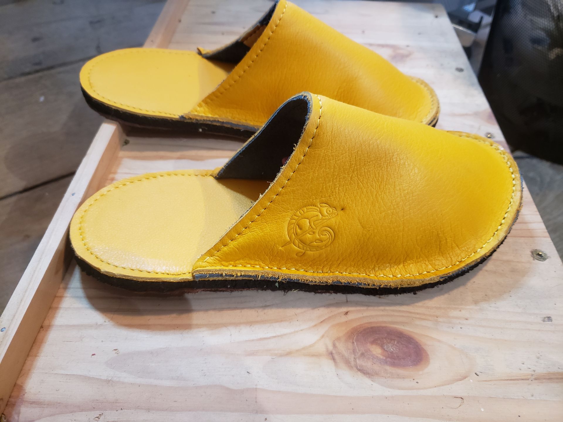 Un sac marron contenant deux stylos est accroché à une porte blanche