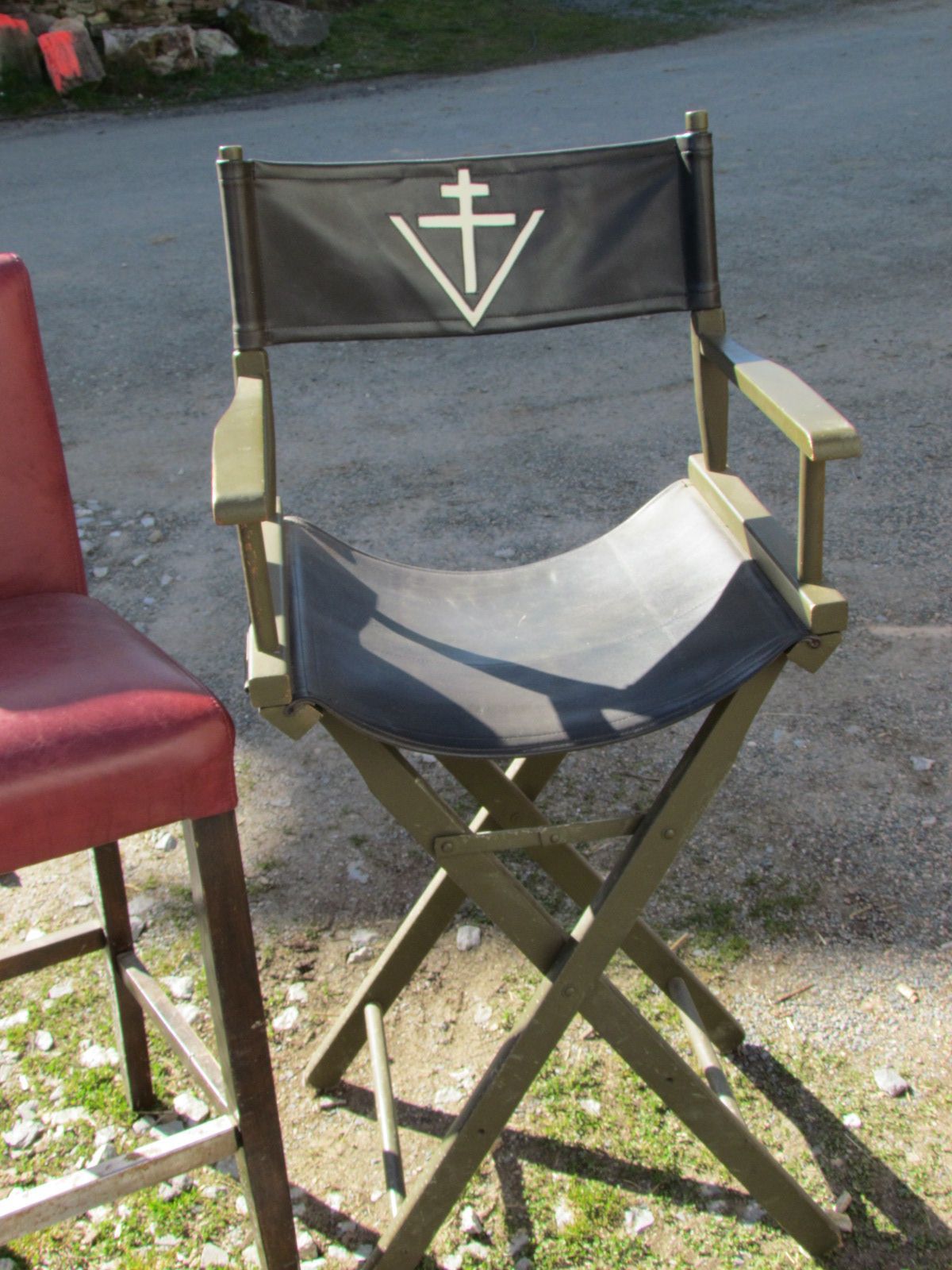 Un fauteuil de réalisateur avec une croix dessus