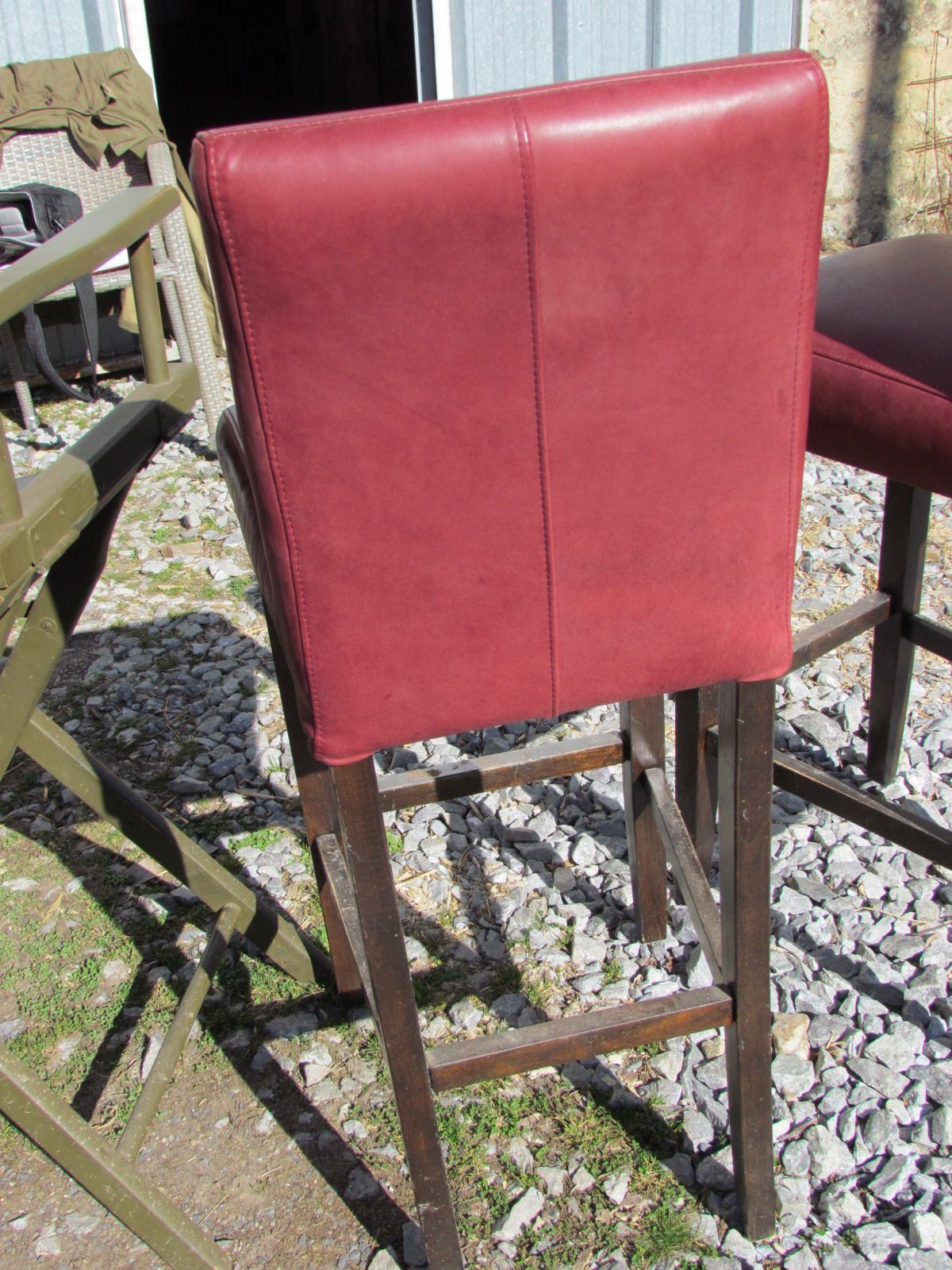 Un tabouret de bar en cuir rouge avec une structure en bois