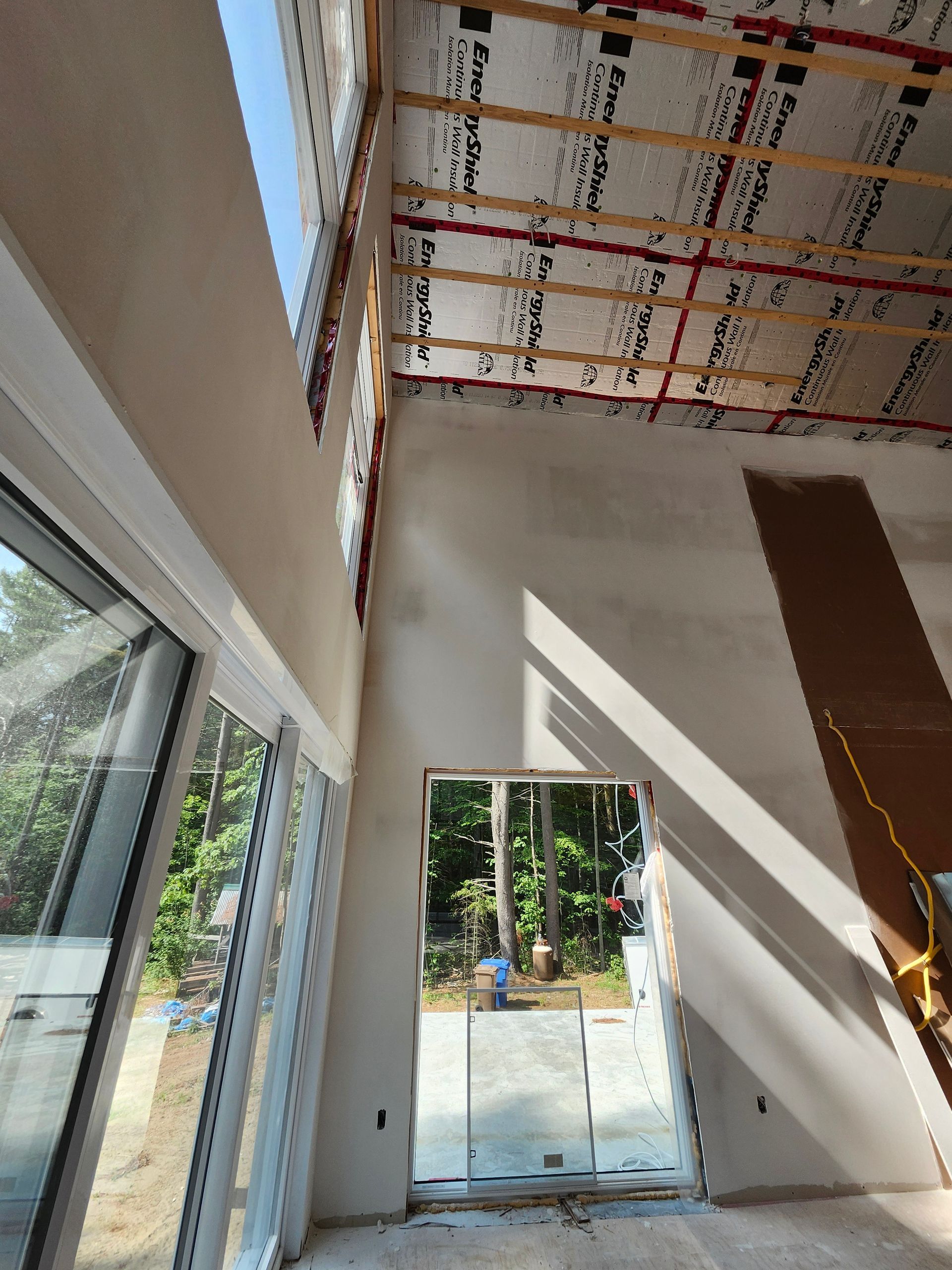 Une pièce avec beaucoup de fenêtres et un plafond en bois