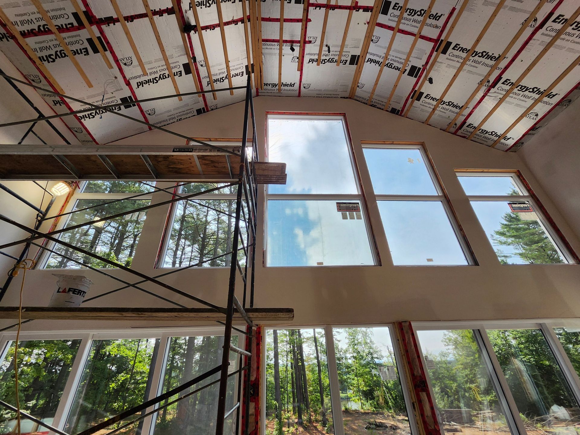 Une pièce avec beaucoup de fenêtres et d'échafaudages