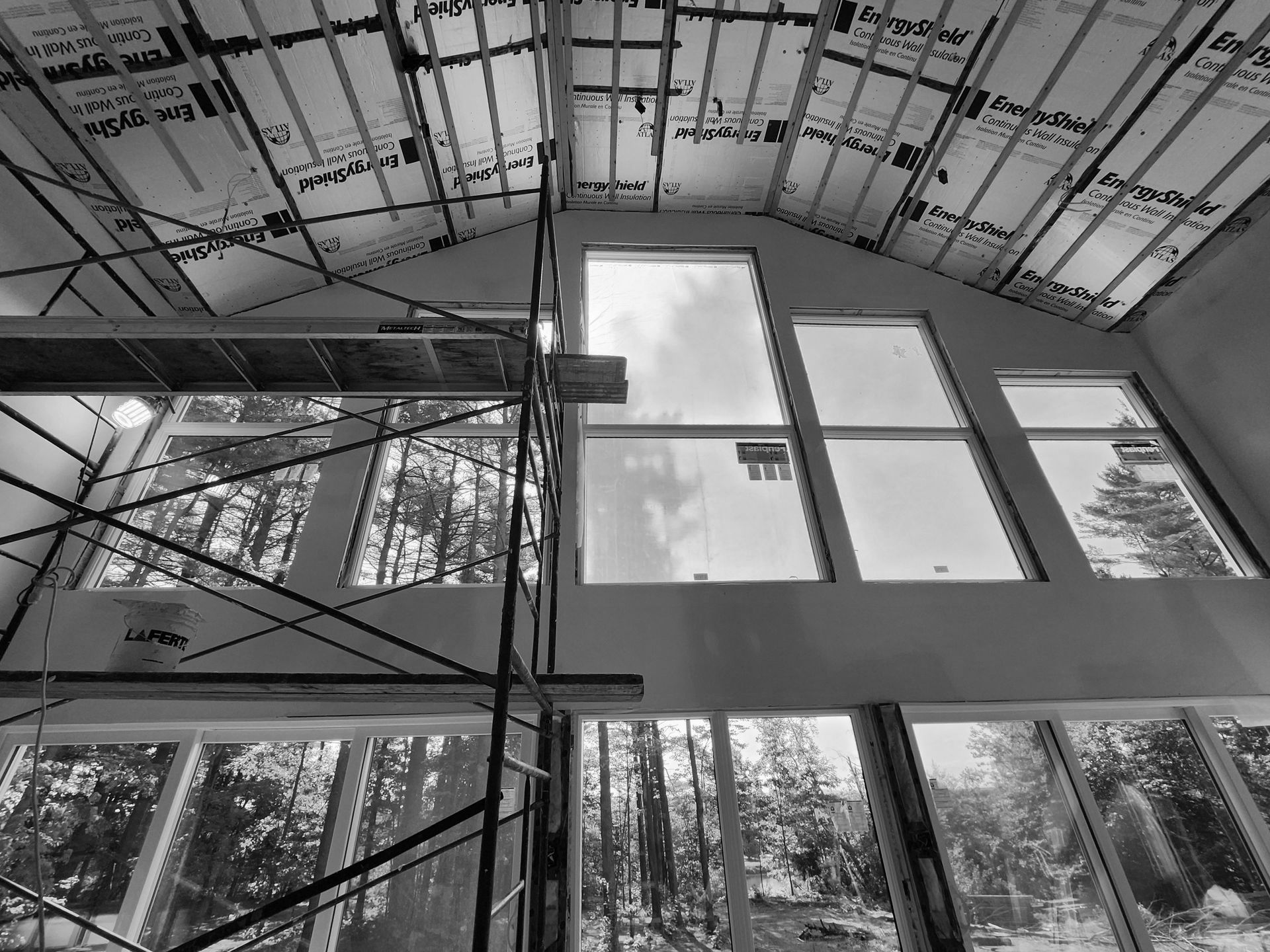 Une photo en noir et blanc d'une maison en construction.
