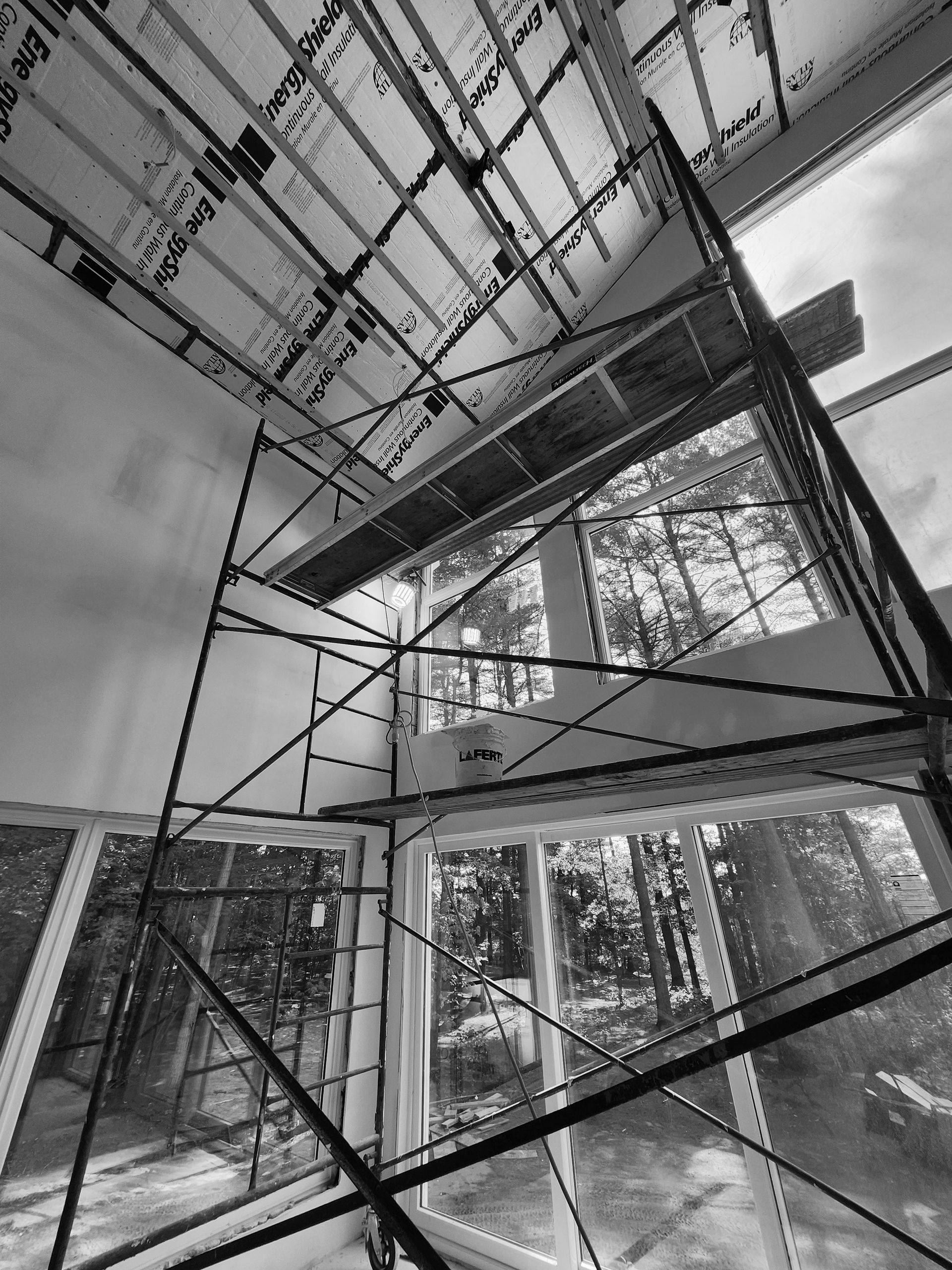 Une photo en noir et blanc d'un bâtiment en construction