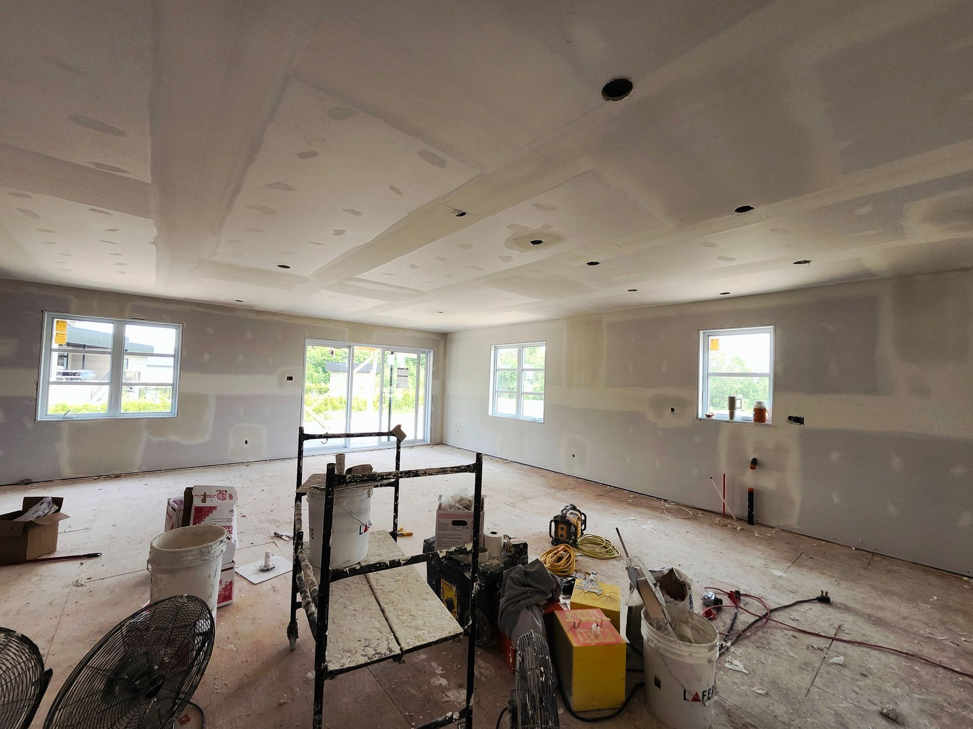 Une grande pièce avec un plafond en cours de rénovation.