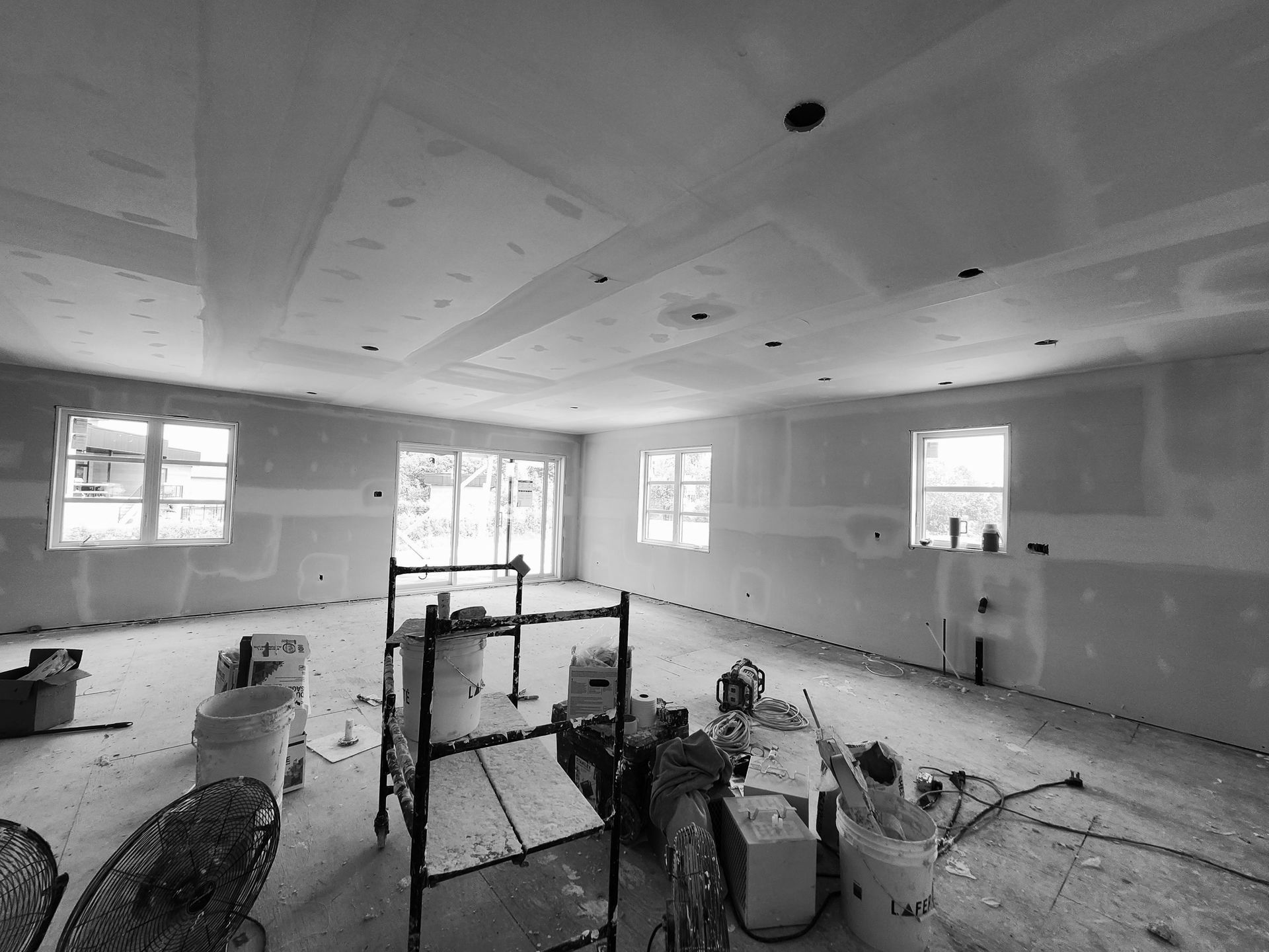 Une photo en noir et blanc d'une pièce en cours de rénovation.