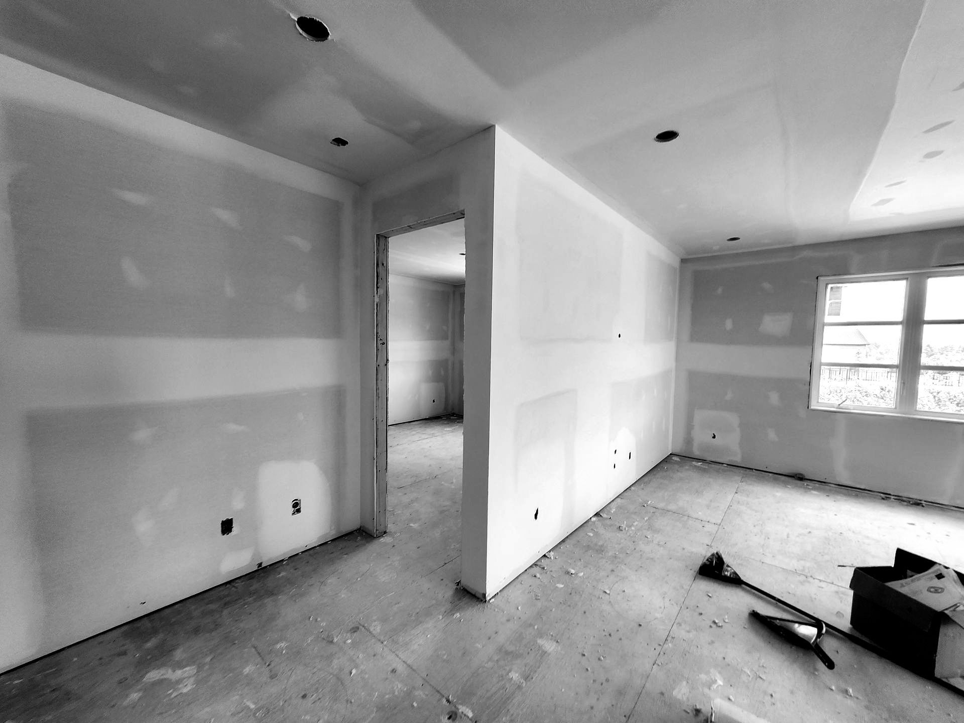 Une photo en noir et blanc d'une pièce en construction
