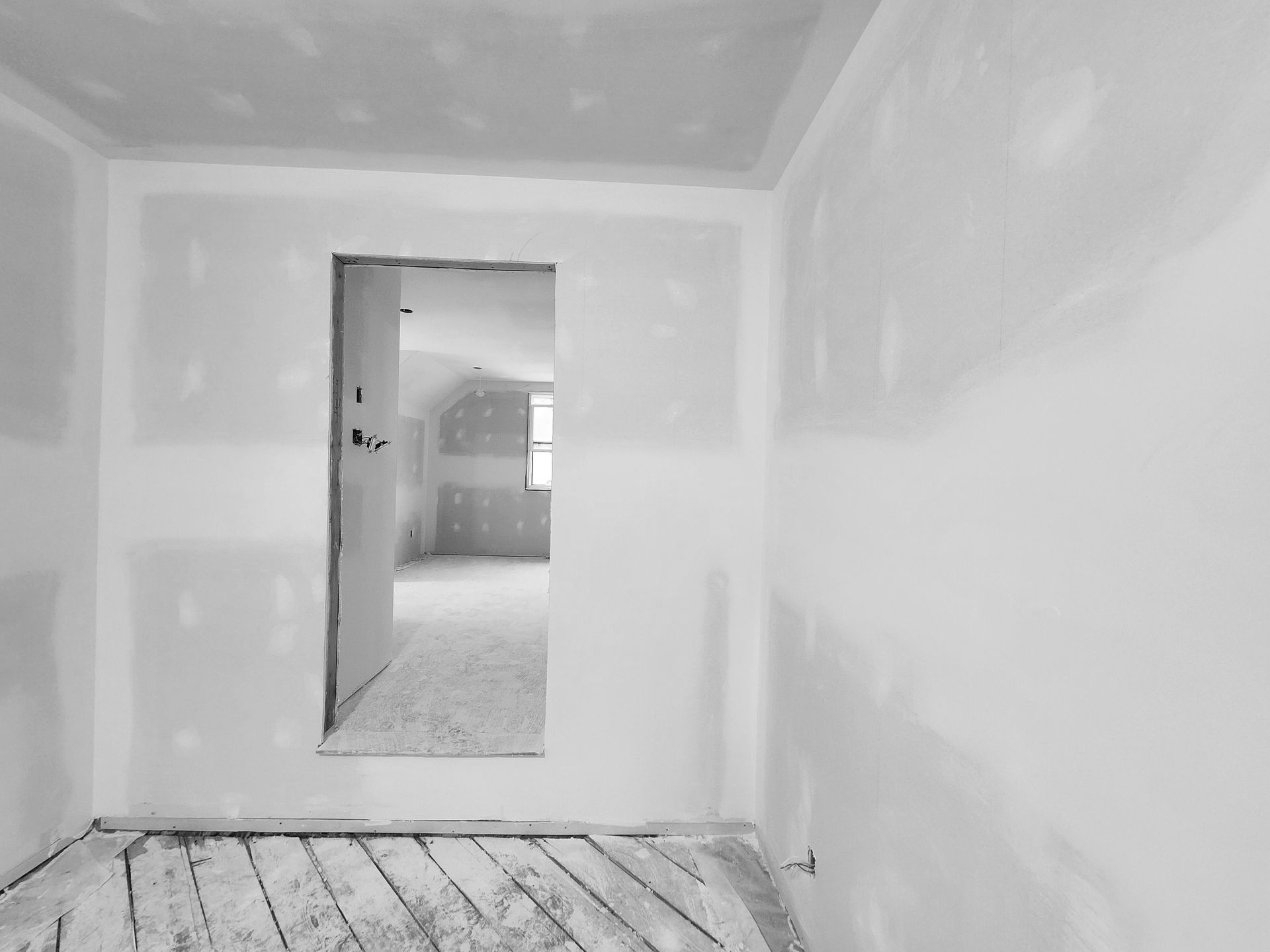 Une photo en noir et blanc d'une maison en construction.