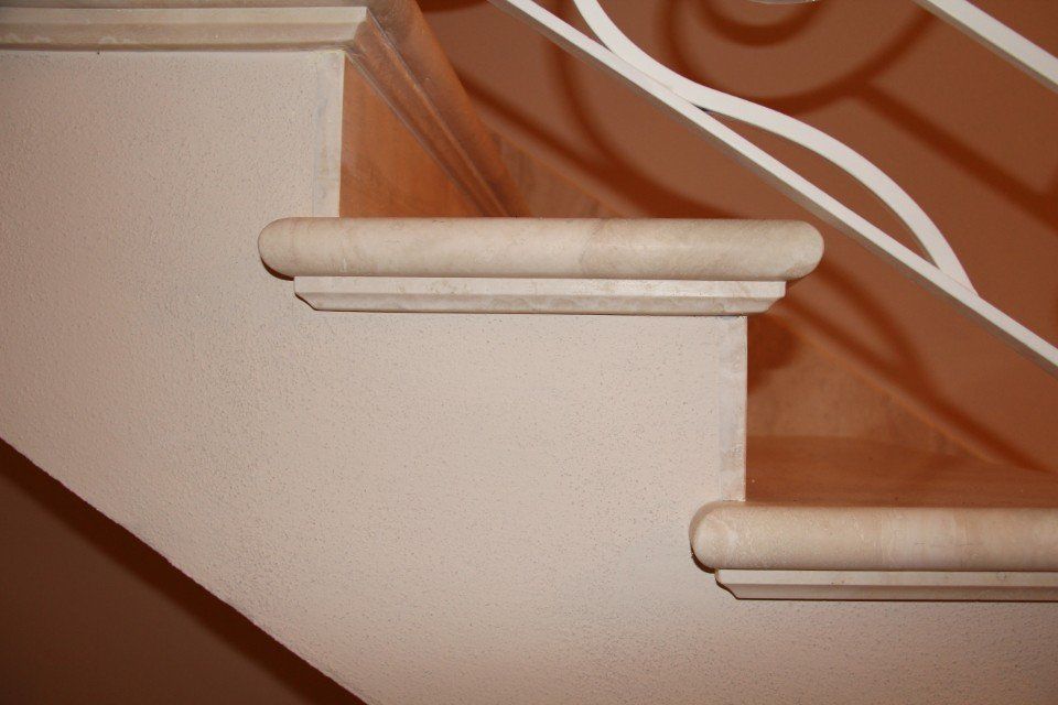 Gradini con copertura in marmo bianco