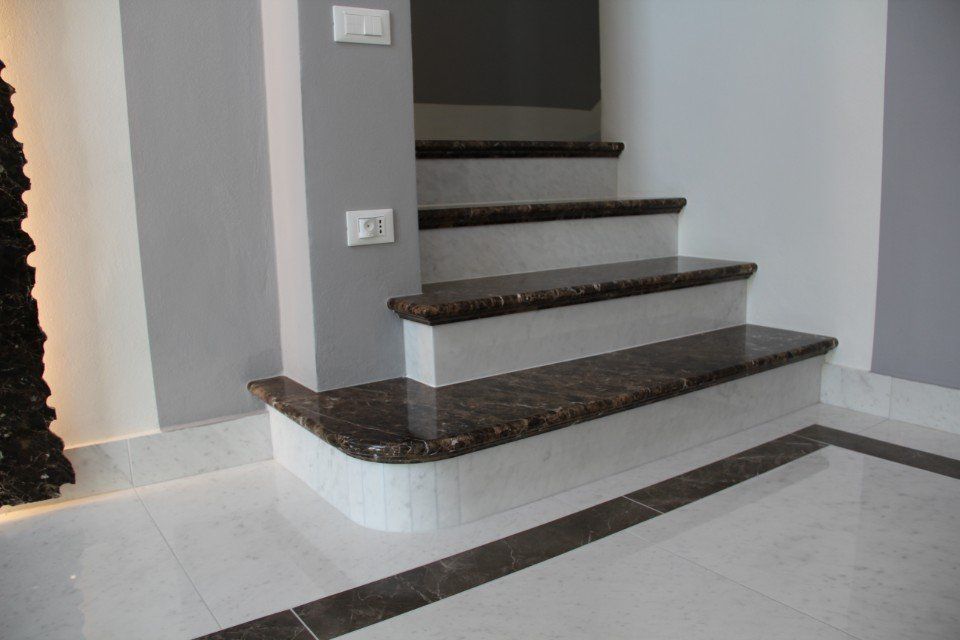Gradini con copertura in marmo