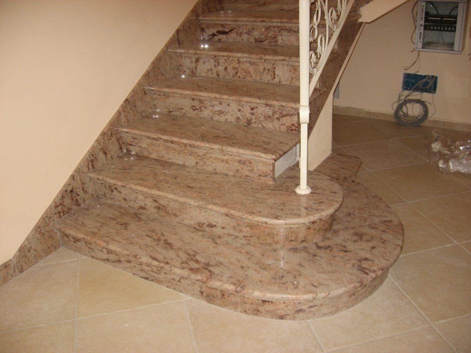 Scala in marmo rosso