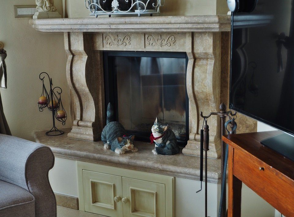 Camino in stile antico