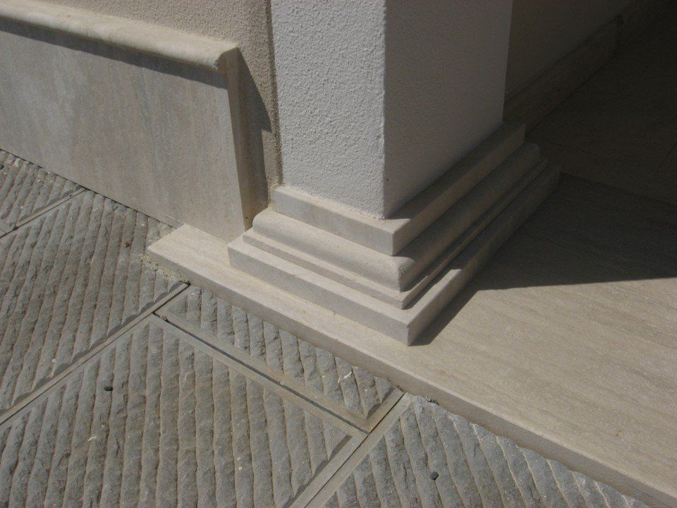 Colonna e lastricato