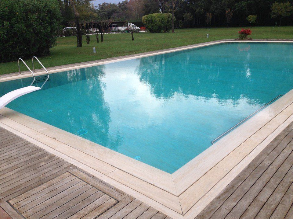 Piscina con bordo in marmo