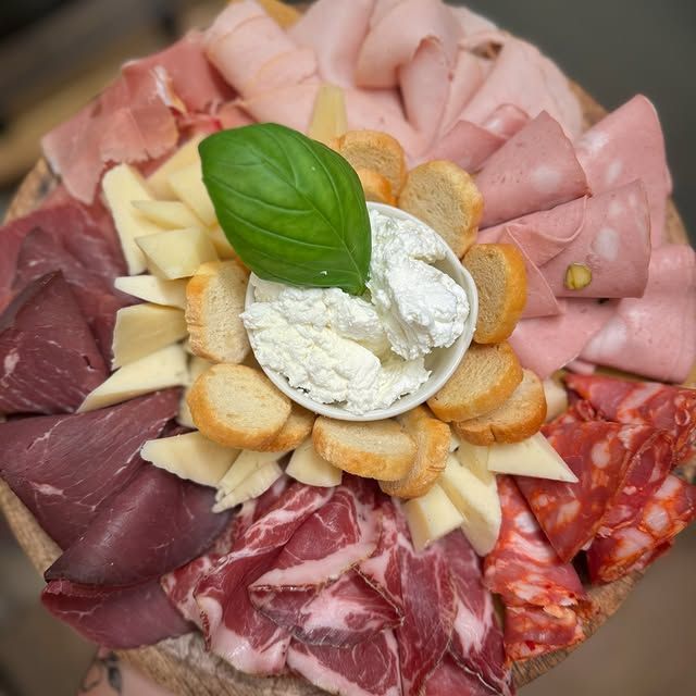 aperitivi con taglieri di salumi e formaggi tipici