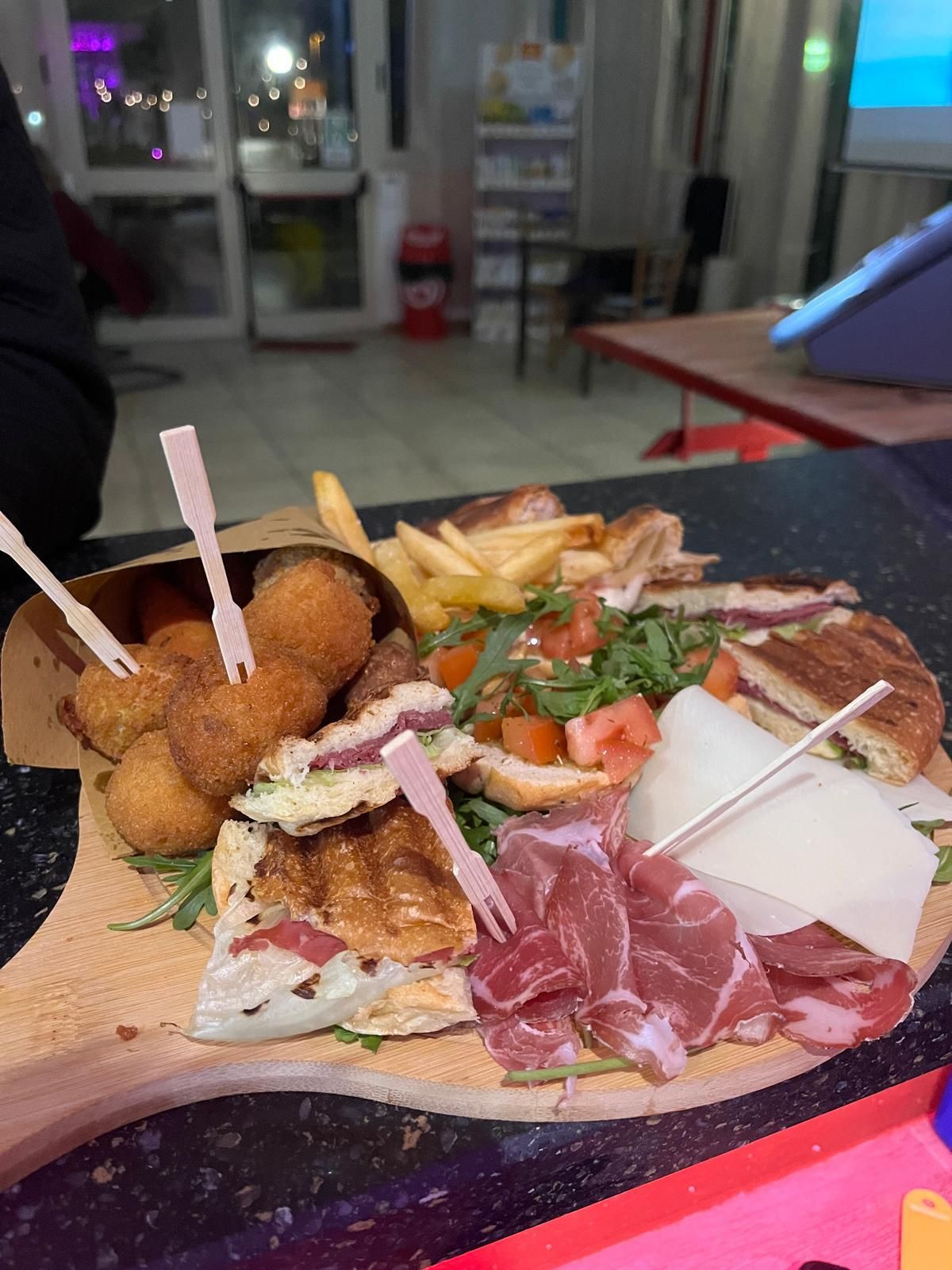 Un tagliere di legno con sopra una varietà di alimenti