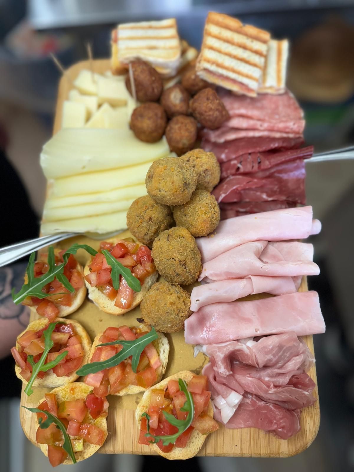 Un tagliere di legno con sopra una varietà di alimenti