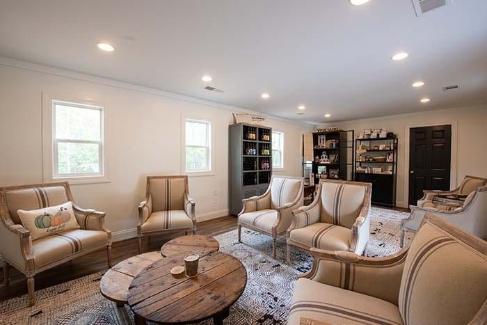 A living room filled with furniture and a table.