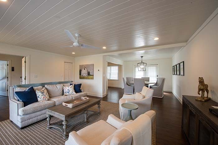 A living room filled with furniture and a ceiling fan.