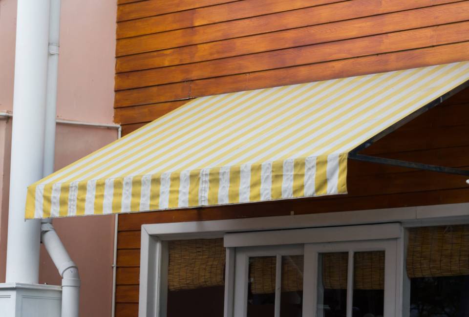 Tenda da sole a righe