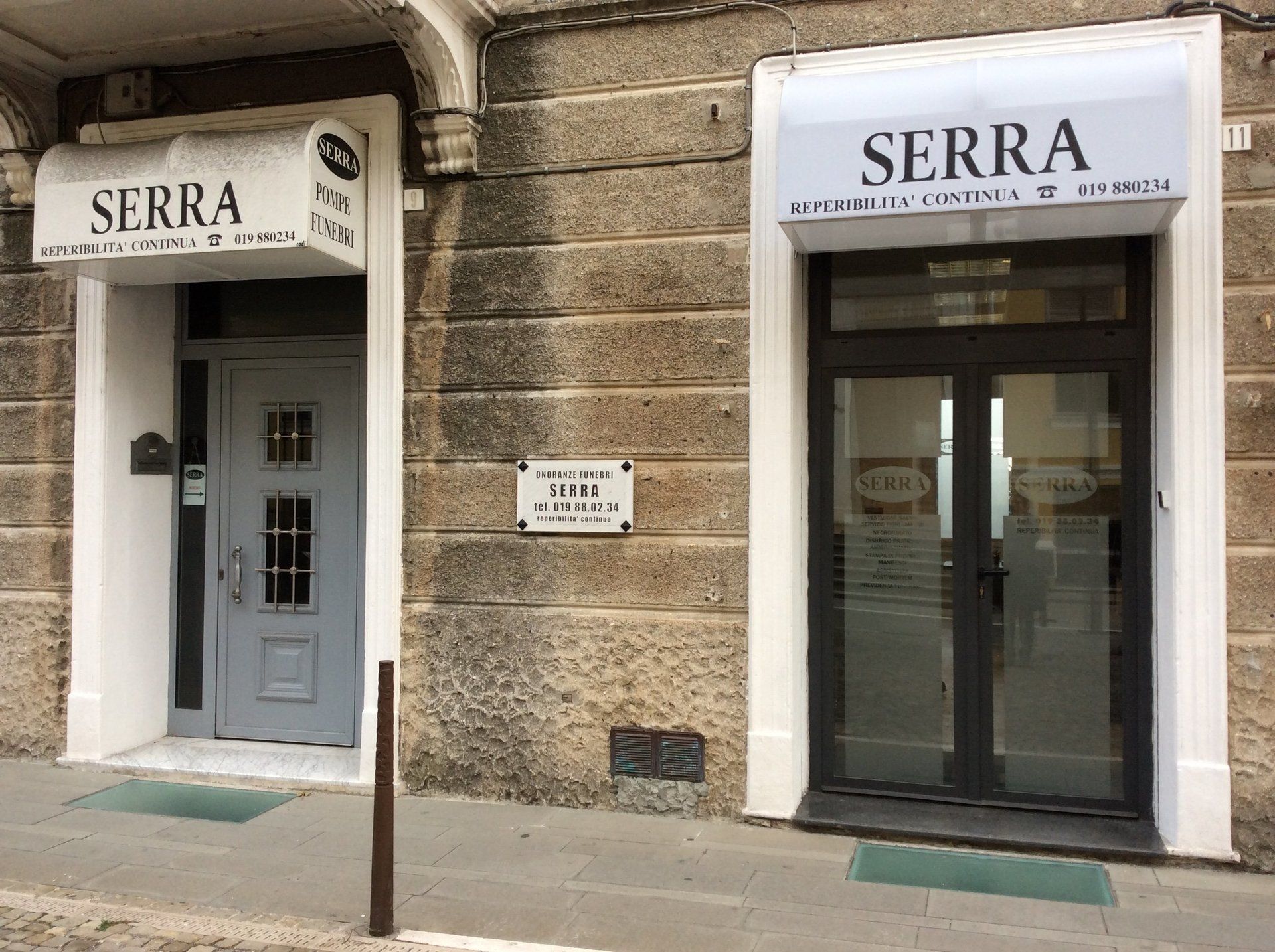 Due porte con la scritta 