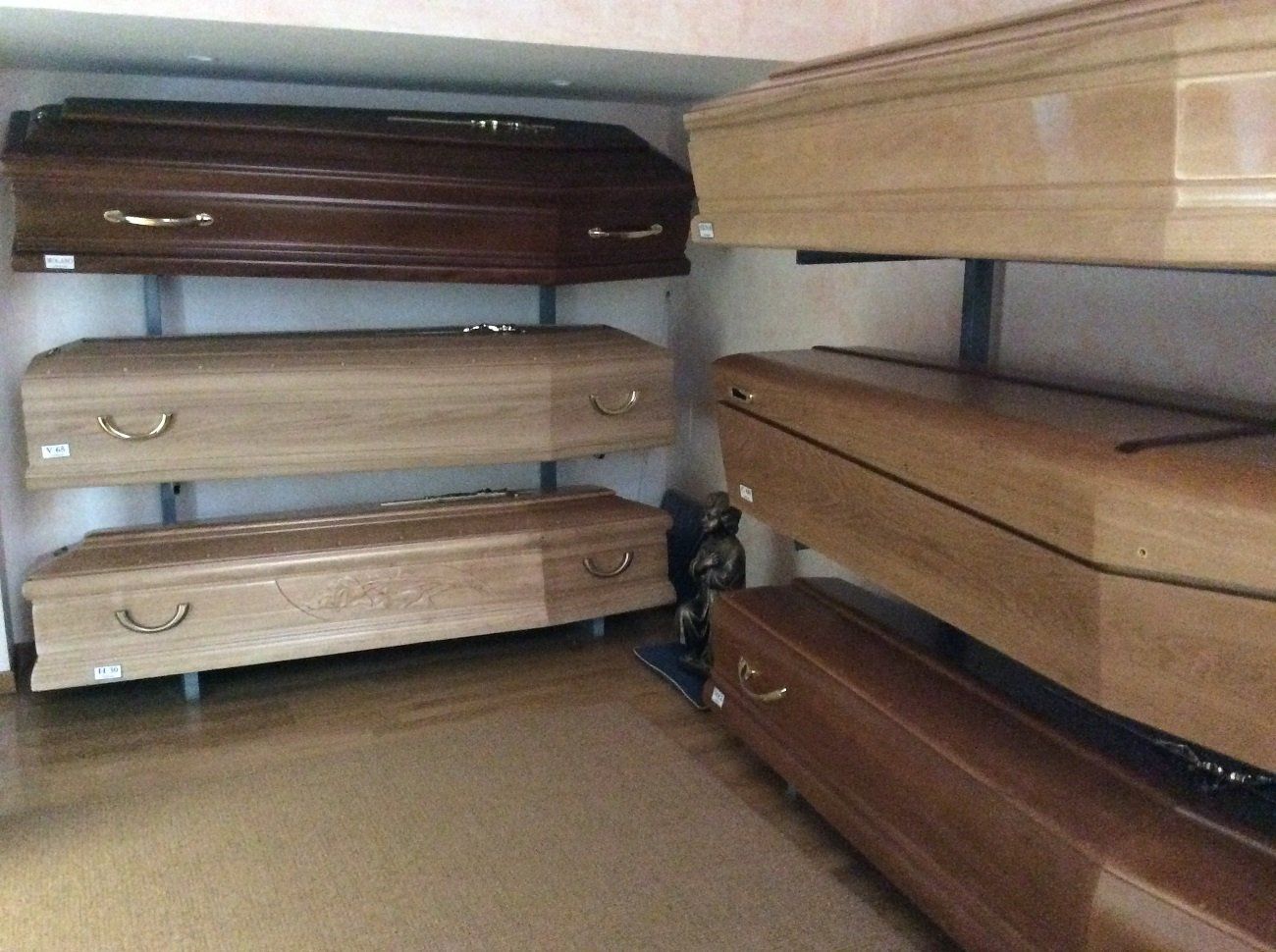 Bare impilate sugli scaffali di uno showroom, con diverse tonalità di legno.